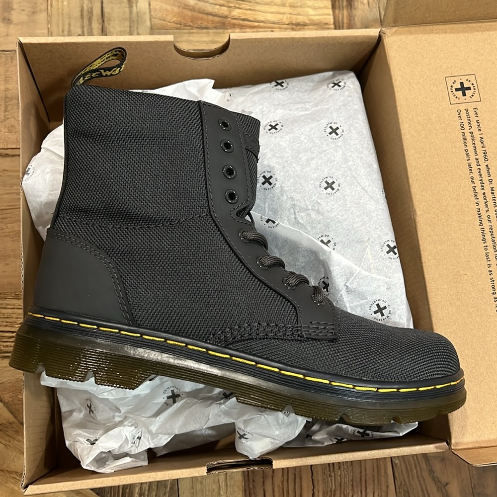 ๐ DR MARTENS JUNIOR UNISEX COMBS EXTRA TOUGH POLY CASUAL BOOTS NWT - Picture 8 of 14